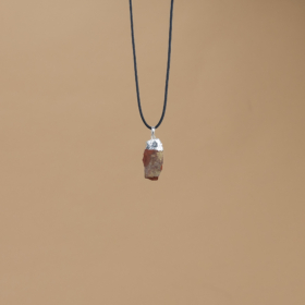 kristalai-kristalu-papuosalai-kristalu-pakabukai-2024-jaspio-pakabukas