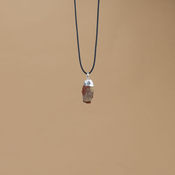 kristalai-kristalu-papuosalai-kristalu-pakabukai-2024-jaspio-pakabukas