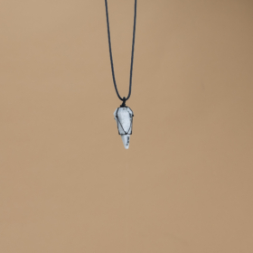 kristalai-kristalu-papuosalai-kristalu-pakabukai-2024-vaivorkstinio-menulio-akmens-pakabukas