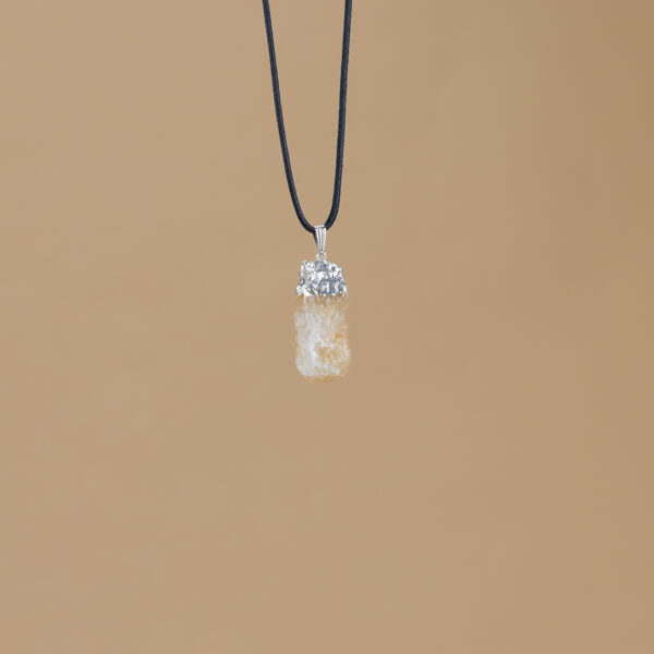 kristalai-kristalu-papuosalai-kristalu-pakabukai-2024-geltono-avantiurino-pakabukas-2