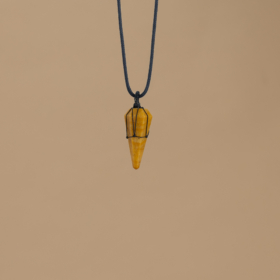 kristalai-kristalu-papuosalai-kristalu-pakabukai-2024-geltono-avantiurino-pakabukas