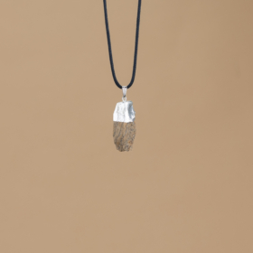 kristalai-kristalu-papuosalai-kristalu-pakabukai-2024-menulio-akmens-pakabukas-2