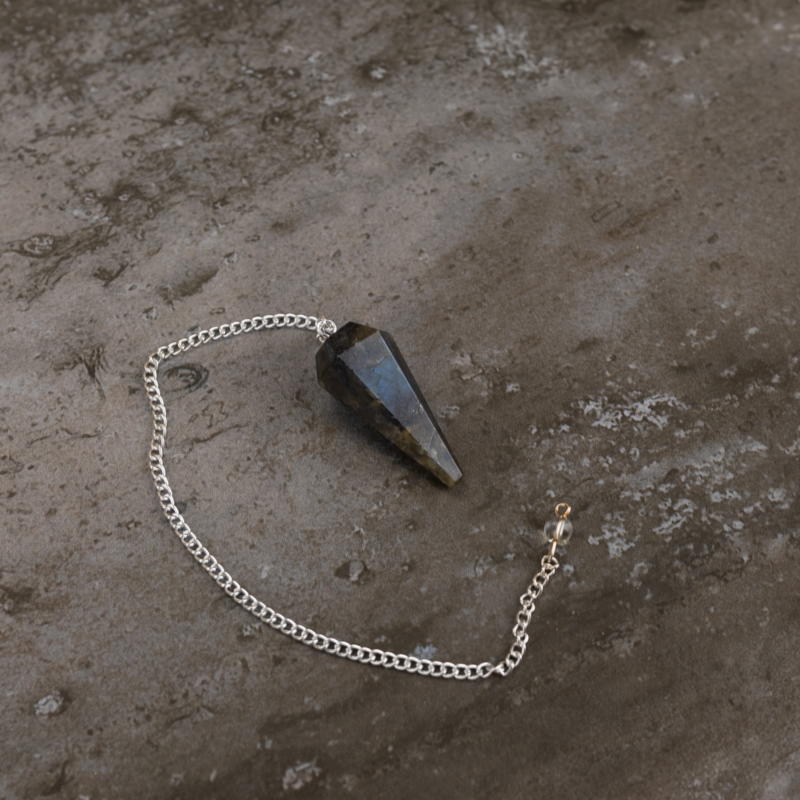 kristalai-kristalu-svytuokles-labradorito-kristalo-svytuokle-2