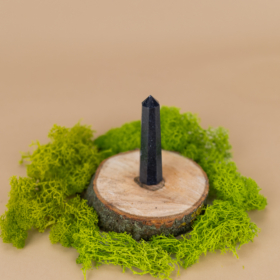 kristalai-dekoratyviniai-kristalai-melyno-avantiurino-obeliskas