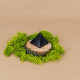 kristalai-dekoratyviniai-kristalai-sungito-piramide