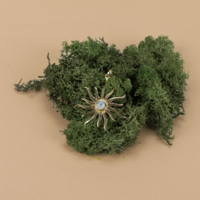 indiski-papuosalai-zalvariniai-pakabukai-zalvarinis-pakabukas-saule-su-kristalu-auksine-vaivorkstinis-menulio-akmuo-1