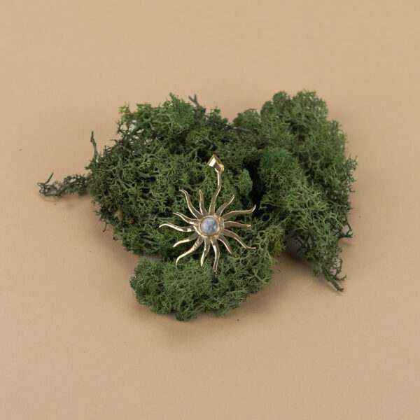 indiski-papuosalai-zalvariniai-pakabukai-zalvarinis-pakabukas-saule-su-kristalu-auksine-rozinis-kvarcas