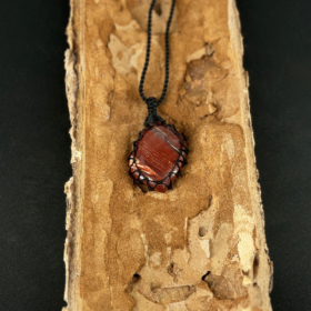 kristalai-papuosalai-su-kristalais-kristalu-pakabukai-jaspio-pakabukas-apmegztas-1