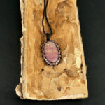 kristalai-papuosalai-su-kristalais-kristalu-pakabukai-rodonito-pakabukas-apmegztas-