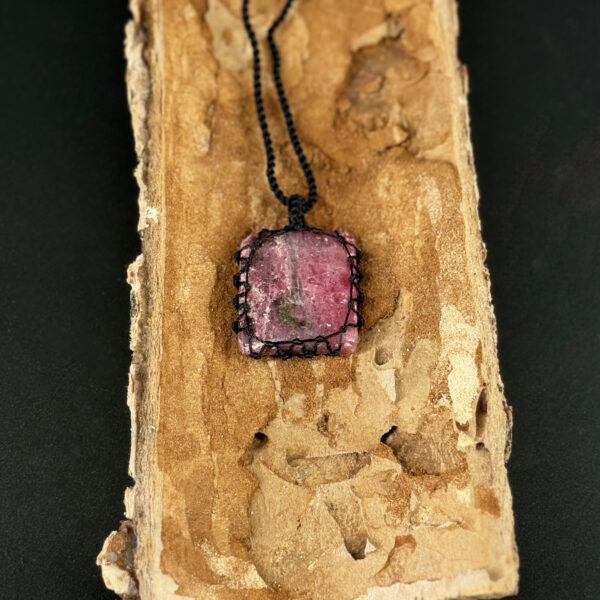 kristalai-papuosalai-su-kristalais-kristalu-pakabukai-rodonito-pakabukas-apmegztas-1