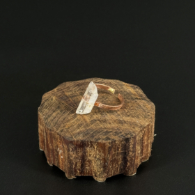 indiski-papuosalai-zalvariniai-papuosalai-zalvariniai-ziedai-varinis-ziedas-su-neapdirbtu-kalnu-kristolu