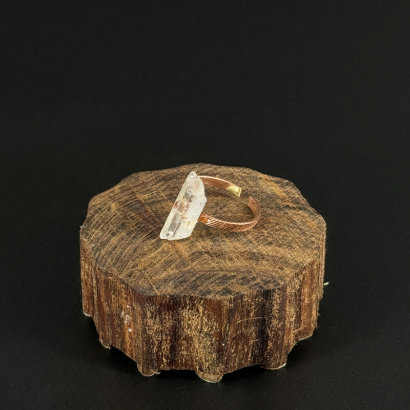 indiski-papuosalai-zalvariniai-papuosalai-zalvariniai-ziedai-varinis-ziedas-su-neapdirbtu-kalnu-kristolu