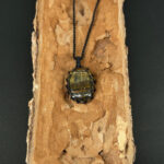 kristalai-papuosalai-su-kristalais-kristalu-pakabukai-tigro-akies-pakabukas-apmegztas-3