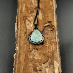 kristalai-papuosalai-su-kristalais-kristalu-pakabukai-amazonito-pakabukas-apmegztas-3