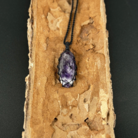 kristalai-papuosalai-su-kristalais-kristalu-pakabukai-ametisto-pakabukas-apmegztas-1