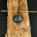 kristalai-papuosalai-su-kristalais-kristalu-pakabukai-labradorito-pakabukas-apmegztas-