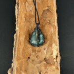 kristalai-papuosalai-su-kristalais-kristalu-pakabukai-labradorito-pakabukas-apmegztas-2