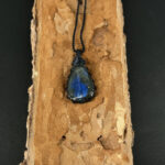 kristalai-papuosalai-su-kristalais-kristalu-pakabukai-labradorito-pakabukas-apmegztas-7