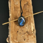 kristalai-papuosalai-su-kristalais-kristalu-pakabukai-labradorito-pakabukas-apmegztas-3