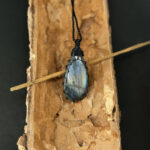 kristalai-papuosalai-su-kristalais-kristalu-pakabukai-labradorito-pakabukas-apmegztas-4