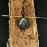 kristalai-papuosalai-su-kristalais-kristalu-pakabukai-labradorito-pakabukas-apmegztas-5