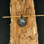 kristalai-papuosalai-su-kristalais-kristalu-pakabukai-labradorito-pakabukas-apmegztas-6