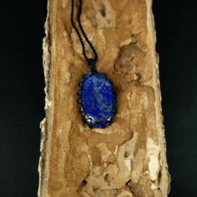 kristalai-papuosalai-su-kristalais-kristalu-pakabukai-lazurito-pakabukas-apmegztas-1