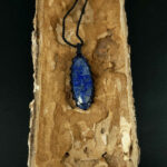 kristalai-papuosalai-su-kristalais-kristalu-pakabukai-lazurito-pakabukas-apmegztas-2