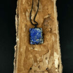 kristalai-papuosalai-su-kristalais-kristalu-pakabukai-lazurito-pakabukas-apmegztas-3