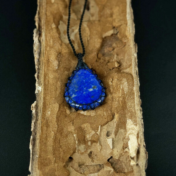 kristalai-papuosalai-su-kristalais-kristalu-pakabukai-lazurito-pakabukas-apmegztas-4