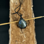 kristalai-papuosalai-su-kristalais-kristalu-pakabukai-labradorito-pakabukas-apmegztas-11-25-2