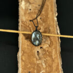 kristalai-papuosalai-su-kristalais-kristalu-pakabukai-labradorito-pakabukas-apmegztas-11-25-3