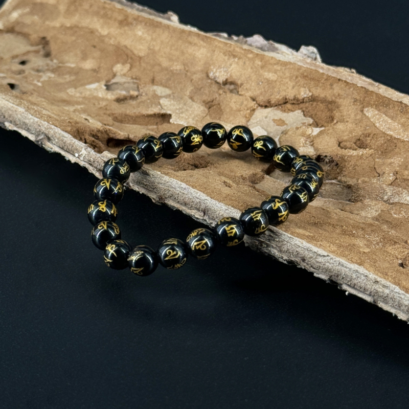 papuosalai-is-kristalu-apyrankes-is-kristalu-onikso-apyranke-8mm