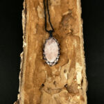 kristalai-papuosalai-su-kristalais-kristalu-pakabukai-rozinio-kvraco-pakabukas-apmegztas-1