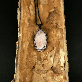 kristalai-papuosalai-su-kristalais-kristalu-pakabukai-rozinio-kvraco-pakabukas-apmegztas-1