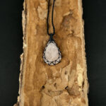 kristalai-papuosalai-su-kristalais-kristalu-pakabukai-rozinio-kvraco-pakabukas-apmegztas-2