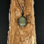 kristalai-papuosalai-su-kristalais-kristalu-pakabukai-rutilo-pakabukas-apmegztas-1