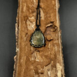 kristalai-papuosalai-su-kristalais-kristalu-pakabukai-rutilo-pakabukas-apmegztas-2