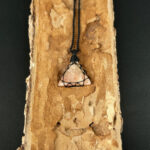 kristalai-papuosalai-su-kristalais-kristalu-pakabukai-saules-akmens-pakabukas-apmegztas-2