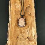 kristalai-papuosalai-su-kristalais-kristalu-pakabukai-saules-akmens-pakabukas-apmegztas-1