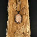 kristalai-papuosalai-su-kristalais-kristalu-pakabukai-saules-akmens-pakabukas-apmegztas-3