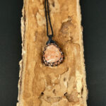 kristalai-papuosalai-su-kristalais-kristalu-pakabukai-saules-akmens-pakabukas-apmegztas-4