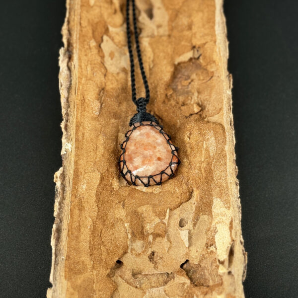 kristalai-papuosalai-su-kristalais-kristalu-pakabukai-saules-akmens-pakabukas-apmegztas-4