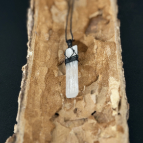 kristalai-papuosalai-su-kristalais-kristalu-pakabukai-selenito-pakabukas-apmegztas-