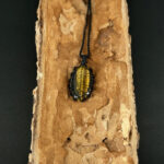 kristalai-papuosalai-su-kristalais-kristalu-pakabukai-tigro-akies-pakabukas-apmegztas-1