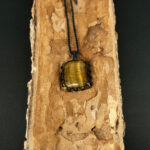 kristalai-papuosalai-su-kristalais-kristalu-pakabukai-tigro-akies-pakabukas-apmegztas-2