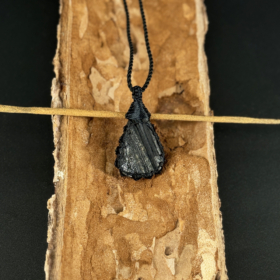 kristalai-papuosalai-su-kristalais-kristalu-pakabukai-juodo-turmalino-pakabukas-apmegztas-1