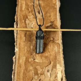 kristalai-papuosalai-su-kristalais-kristalu-pakabukai-juodo-turmalino-pakabukas-apmegztas-2