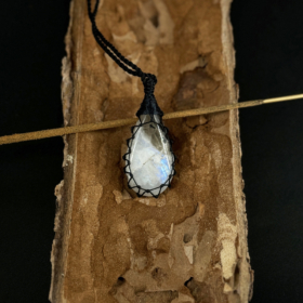 kristalai-papuosalai-su-kristalais-kristalu-pakabukai-vaivorykštinio-menulio-akmens-pakabukas-apmegztas-4