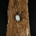 kristalai-papuosalai-su-kristalais-kristalu-pakabukai-vaivorykštinio-menulio-akmens-pakabukas-apmegztas-2